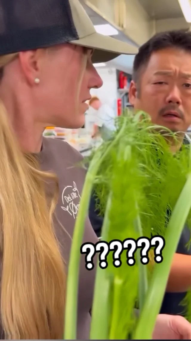 Aldrig kedeligt hos @bredalkro 
En dag i køkkenet med Axel & Rene ! 

Jeg afleverede grøntsager en dage - og pludselig ender det ud i en debat om trykfordeling.
Fennikel .... Eller FenniKel.... ? 🥬

Axel kom med pointen til Rene: 
“Du siger jo heller ikke lys kryds!” 🚦

#økologisk 
#fennikel 
#gårdbutik